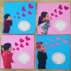 Çocuklar ve Kalp Sembolleri ile Sevgiyi Temsilen Dört Kart Posteri - Eğitimsel Materyal