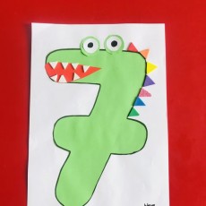 Yeşil Renkli Yaratıcı Harf Çalışması: 7 Sayısı ve Dinozor Teması