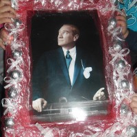 atatürk köşesi ,gelişim dosyası süslemesı .maske kağit işleri,sınıf süsleri ,artık materyal (363)