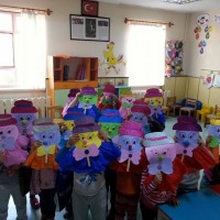 okul öncesınde kağit işler, duvar süsü ,davetiye kartları ,suluboya  çalişması (4949)