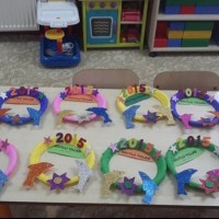 okul öncesınde kağit işler, duvar süsü ,davetiye kartları ,suluboya  çalişması (5074)