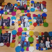 okul öncesınde kağit işler, duvar süsü ,davetiye kartları ,suluboya  çalişması (6730)