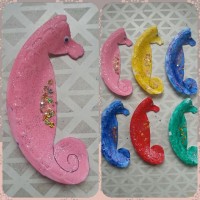 Artık Materyaller,Proje Çalişması, Sınıf Süsleme ,Kapı Süsü, Sayı Birleştirme,Arı Çalişması ,Balık  ,Kuş ,Baykuş,Maymun ,Kurbağa  Çalişması(1977)