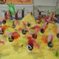 Artık Materyaller,Proje Çalişması, Sınıf Süsleme ,Kapı Süsü, Sayı Birleştirme,Arı Çalişması ,Balık  ,Kuş ,Baykuş,Maymun ,Kurbağa  Çalişması(2014)